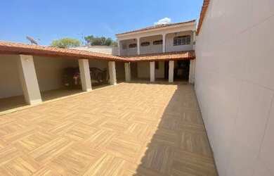 Imagem: A casa possui 5 Dormitórios, 3 Banheiros, 3 Vagas na garagem