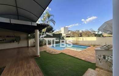 Imagem: A casa em condomínio possui 5 Dormitórios, 5 Banheiros, 4