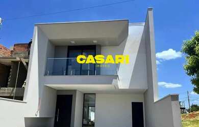 Imagem: A casa possui 3 Dormitórios, 3 Banheiros, 4 Vagas na garagem