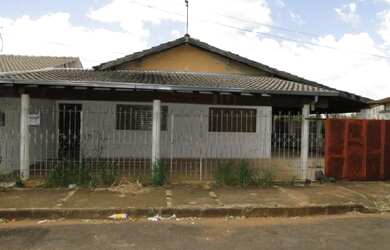 Imagem: A casa possui 3 Dormitórios, 1 Banheiro, 5 Vagas na garagem