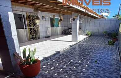 Imagem: A casa possui 3 Dormitórios, 1 Banheiro, 2 Vagas na garagem