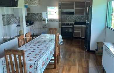 Imagem: A casa possui 3 Dormitórios, 2 Banheiros, 1 Vaga na garagem