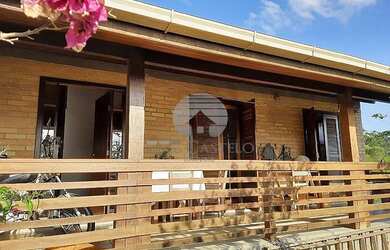 Imagem: A casa possui 3 Dormitórios, 2 Banheiros, 2 Vagas na garagem