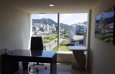 Imagem: O depósito possui 2 Vagas na garagem, 25m² de Área e está