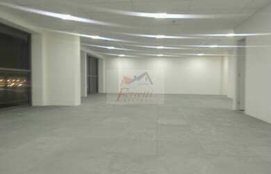 Imagem: O depósito possui 3 Vagas na garagem, 140m² de Área e está