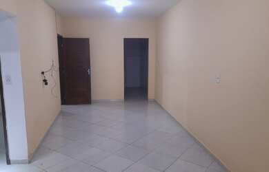 Imagem: A casa possui 3 Dormitórios, 2 Banheiros e 1 Vaga na garagem