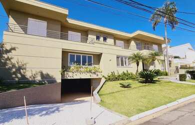 Imagem: A casa possui 5 Dormitórios, 5 Banheiros e 1372m² de Área