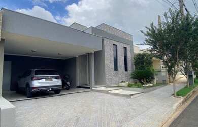 Imagem: A casa em condomínio possui 3 Dormitórios, 4 Banheiros, 4