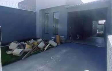 Imagem: A casa possui 2 Dormitórios, 2 Banheiros, 2 Vagas na garagem