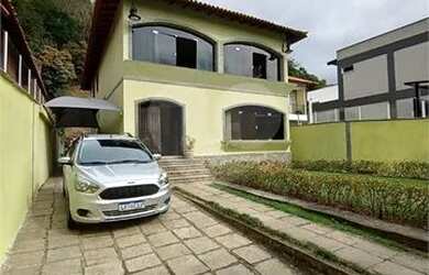 Imagem: A casa possui 4 Dormitórios, 4 Banheiros, 3 Vagas na garagem