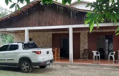 Imagem: A casa possui 4 Dormitórios, 3 Banheiros, 5 Vagas na garagem