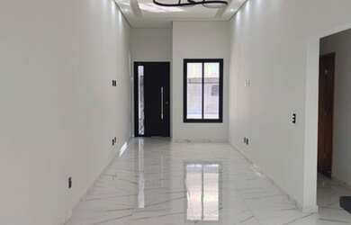 Imagem: A casa possui 3 Dormitórios, 3 Banheiros, 2 Vagas na garagem