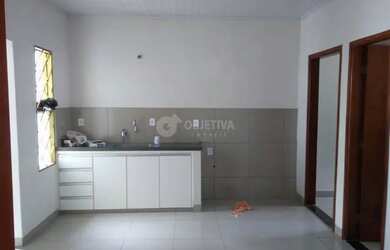 Imagem: A casa possui 3 Dormitórios, 2 Banheiros, 1 Vaga na garagem