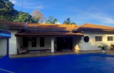 Imagem: A casa possui 5 Dormitórios, 3 Banheiros, 5 Vagas na garagem