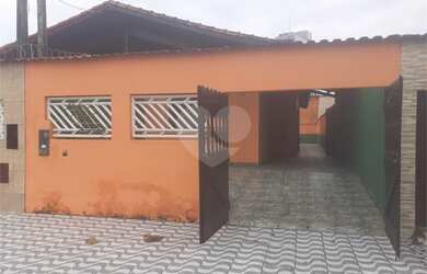 Imagem: A casa possui 3 Dormitórios, 2 Banheiros, 3 Vagas na garagem