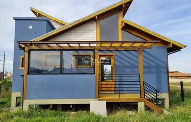 Imagem: A casa possui 2 Dormitórios, 2 Banheiros, 2 Vagas na garagem