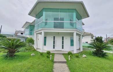 Imagem: A casa possui 4 Dormitórios, 5 Banheiros, 2 Vagas na garagem