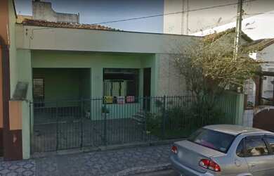 Imagem: A casa possui 3 Dormitórios, 1 Banheiro, 2 Vagas na garagem