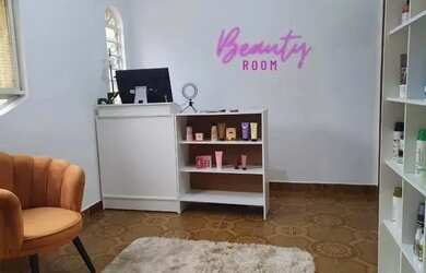 Imagem: A casa possui 2 Dormitórios, 2 Banheiros, 2 Vagas na garagem