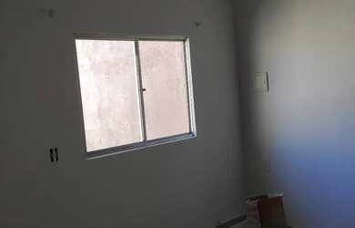 Imagem: A casa possui 2 Dormitórios, 2 Banheiros, 2 Vagas na garagem