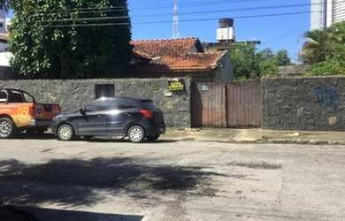 Imagem: A casa possui 5 Dormitórios, 3 Banheiros, 400m² de Área e