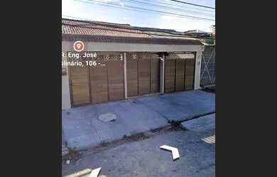 Imagem: A casa possui 3 Dormitórios, 2 Banheiros, 2 Vagas na garagem