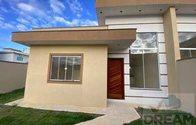 Imagem: A casa possui 3 Dormitórios, 2 Banheiros, 1 Vaga na garagem