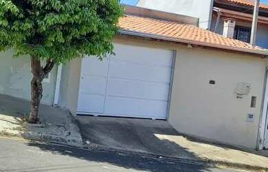 Imagem: A casa possui 2 Dormitórios, 2 Banheiros, 2 Vagas na garagem