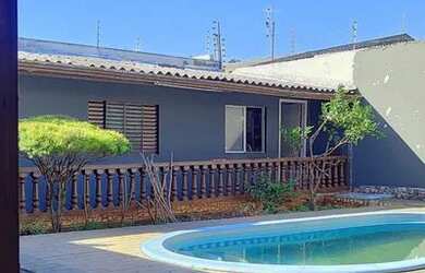 Imagem: A casa possui 4 Dormitórios, 4 Vagas na garagem, 450m² de