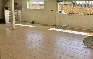 Imagem: A casa possui 3 Dormitórios, 1 Banheiro, 3 Vagas na garagem