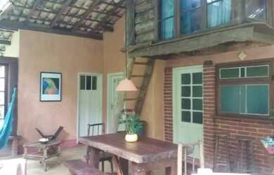 Imagem: A casa possui 3 Dormitórios, 1 Banheiro, 2 Vagas na garagem