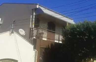 Imagem: A casa possui 3 Dormitórios, 3 Banheiros, 2 Vagas na garagem