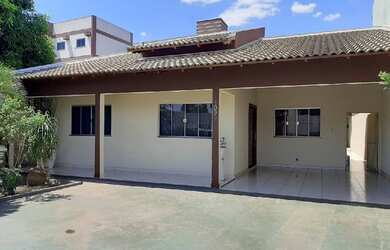 Imagem: A casa possui 3 Dormitórios, 2 Banheiros, 3 Vagas na garagem