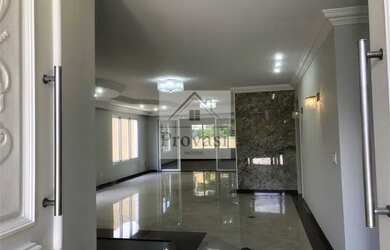 Imagem: A casa possui 4 Dormitórios, 5 Banheiros, 4 Vagas na garagem