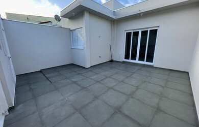 Imagem: A casa possui 3 Dormitórios, 2 Banheiros, 2 Vagas na garagem