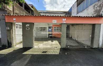 Imagem: A casa possui 3 Dormitórios, 1 Banheiro, 2 Vagas na garagem