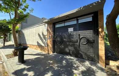 Imagem: A casa à venda possui 2 Dormitórios, 3 Banheiros, 3 Vagas