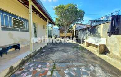 Imagem: A casa possui 4 Dormitórios, 3 Banheiros, 3 Vagas na garagem