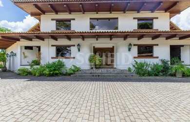 Imagem: A casa possui 4 Dormitórios, 5 Banheiros, 5 Vagas na garagem