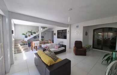 Imagem: A casa possui 3 Dormitórios, 2 Banheiros, 1 Vaga na garagem