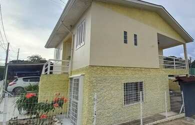 Imagem: A casa possui 3 Dormitórios, 2 Banheiros, 1 Vaga na garagem