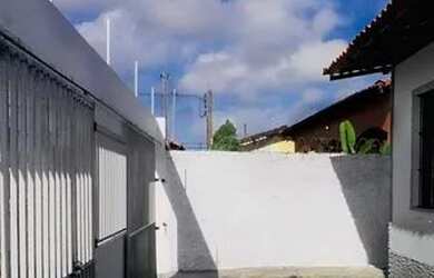 Imagem: A casa possui 3 Dormitórios, 3 Banheiros, 2 Vagas na garagem