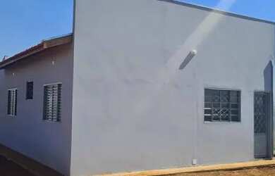 Imagem: A casa possui 2 Dormitórios, 1 Banheiro, 2 Vagas na garagem