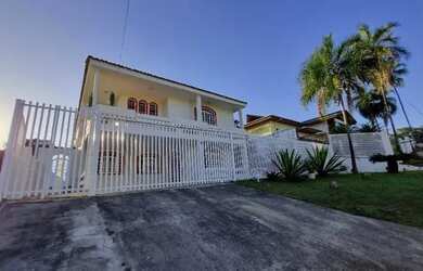 Imagem: A casa possui 4 Dormitórios, 5 Banheiros, 2 Vagas na garagem