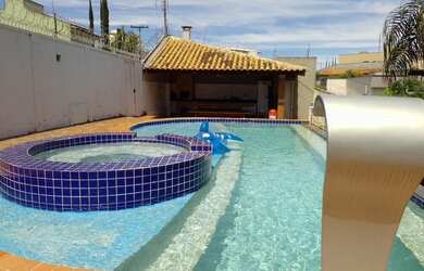 Imagem: A casa possui 5 Vagas na garagem e está localizado em Setor