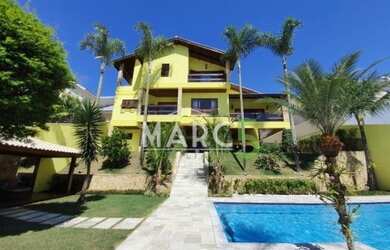 Imagem: A casa em condomínio possui 5 Dormitórios, 5 Banheiros, 811m²