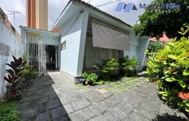 Imagem: A casa possui 5 Dormitórios, 2 Banheiros, 2 Vagas na garagem