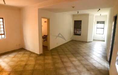 Imagem: A casa possui 4 Dormitórios, 2 Banheiros, 2 Vagas na garagem