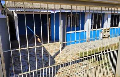 Imagem: A casa possui 2 Dormitórios, 2 Banheiros, 2 Vagas na garagem