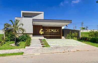 Imagem: A casa possui 4 Dormitórios, 5 Banheiros, 4 Vagas na garagem